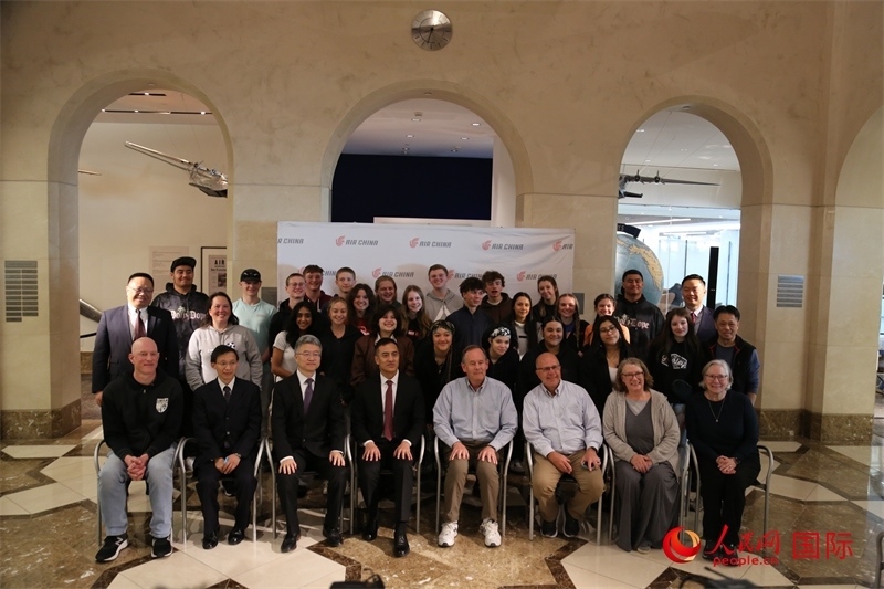 美國(guó)高中學(xué)生交流團(tuán)全體與前來(lái)送行的各方代表合影。人民網(wǎng)記者 鄧圩攝