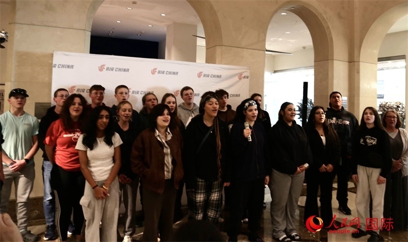 全體美國(guó)高中生合唱《希望的田野》。人民網(wǎng)記者 鄧圩攝