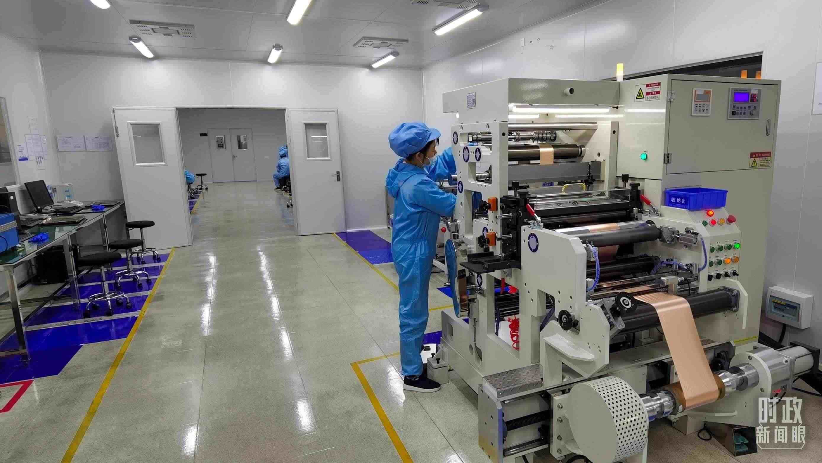 △企業(yè)員工將冷壓后的極片裁出規(guī)定尺寸，用于鋰電池制作。（總臺央視記者郭鴻拍攝）