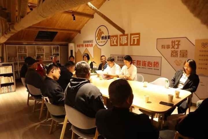 △浙江金華武義縣后陳村“鄰舍家”協(xié)商議事會(huì)討論舊村改造事宜。