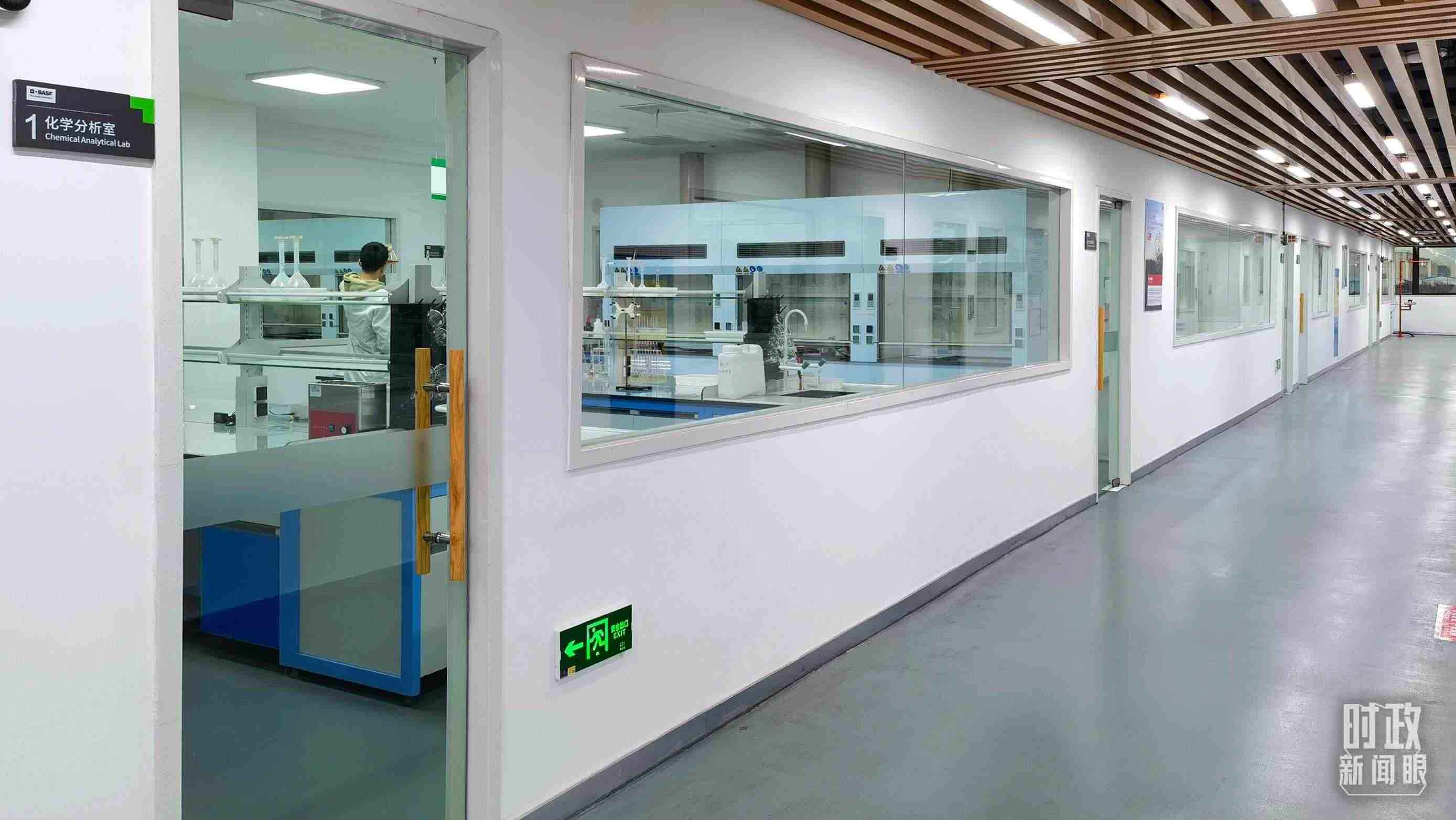 △巴斯夫杉杉電池材料有限公司化學(xué)分析室。（總臺央視記者石丞拍攝）