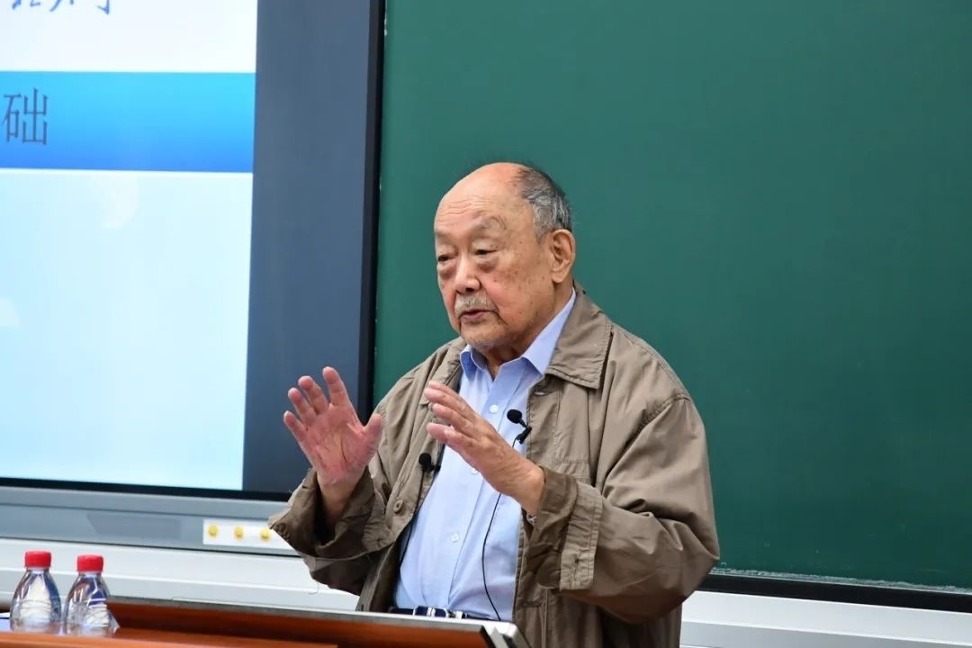 91歲的楊士莪院士“一站到底”為學(xué)生授課。哈爾濱工程大學(xué)供圖