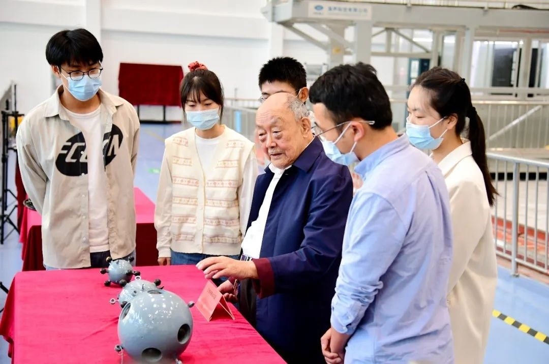 楊士莪院士在實驗室指導(dǎo)學(xué)生。哈爾濱工程大學(xué)供圖