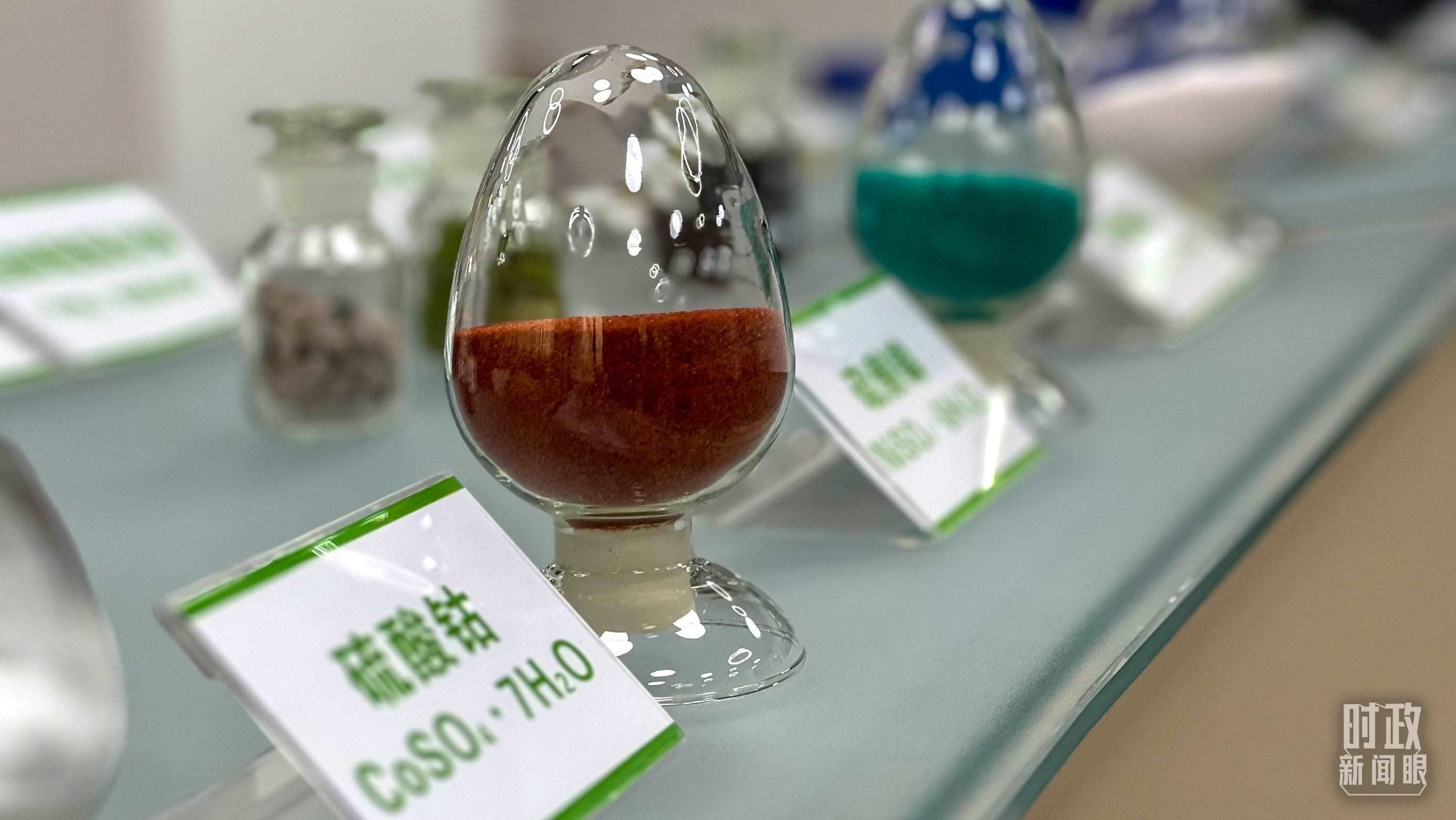 △巴斯夫杉杉電池材料有限公司的產(chǎn)品展示。（總臺(tái)央視記者李煒拍攝）