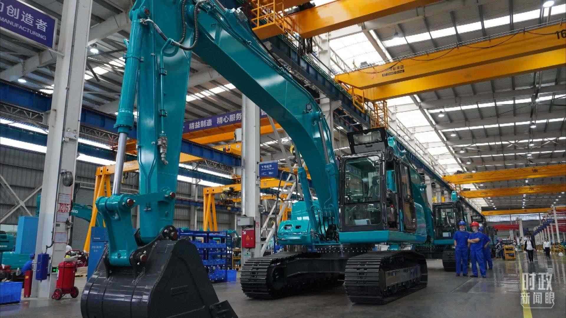 △這是山河智能大型挖掘機(jī)的組裝車間。2020年9月，習(xí)近平曾到此地考察。（總臺(tái)央視記者郭曉龍拍攝）
