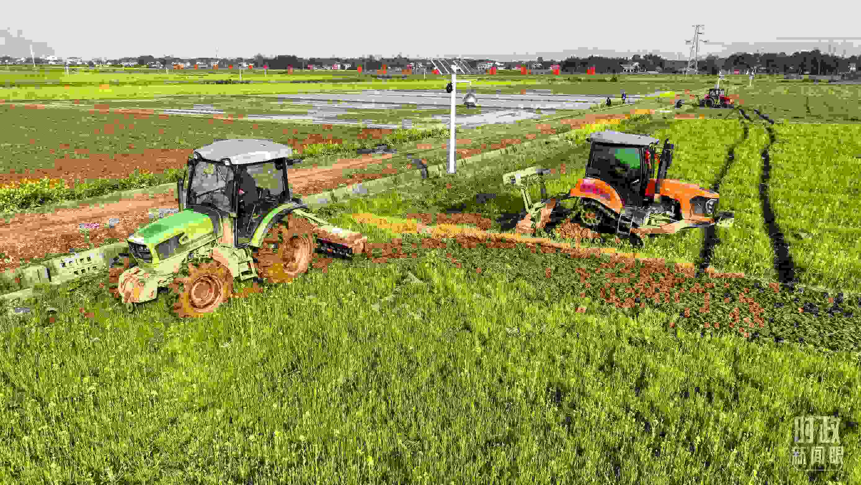 △位于港中坪村的糧食生產(chǎn)萬(wàn)畝綜合示范片區(qū)，春耕備耕生產(chǎn)繁忙。（總臺(tái)央廣記者潘毅拍攝）