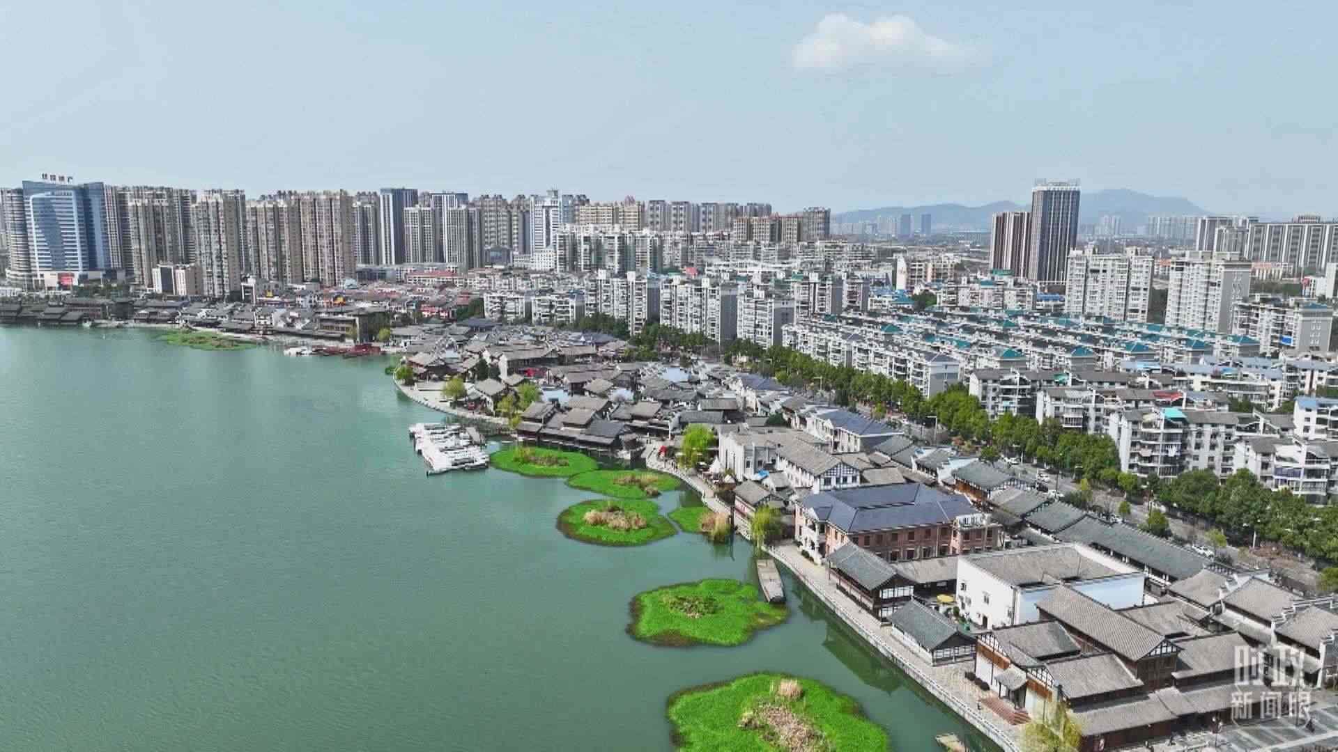 △沅江江畔，常德河街與現(xiàn)代建筑交相輝映。（總臺(tái)央視記者范凱拍攝）