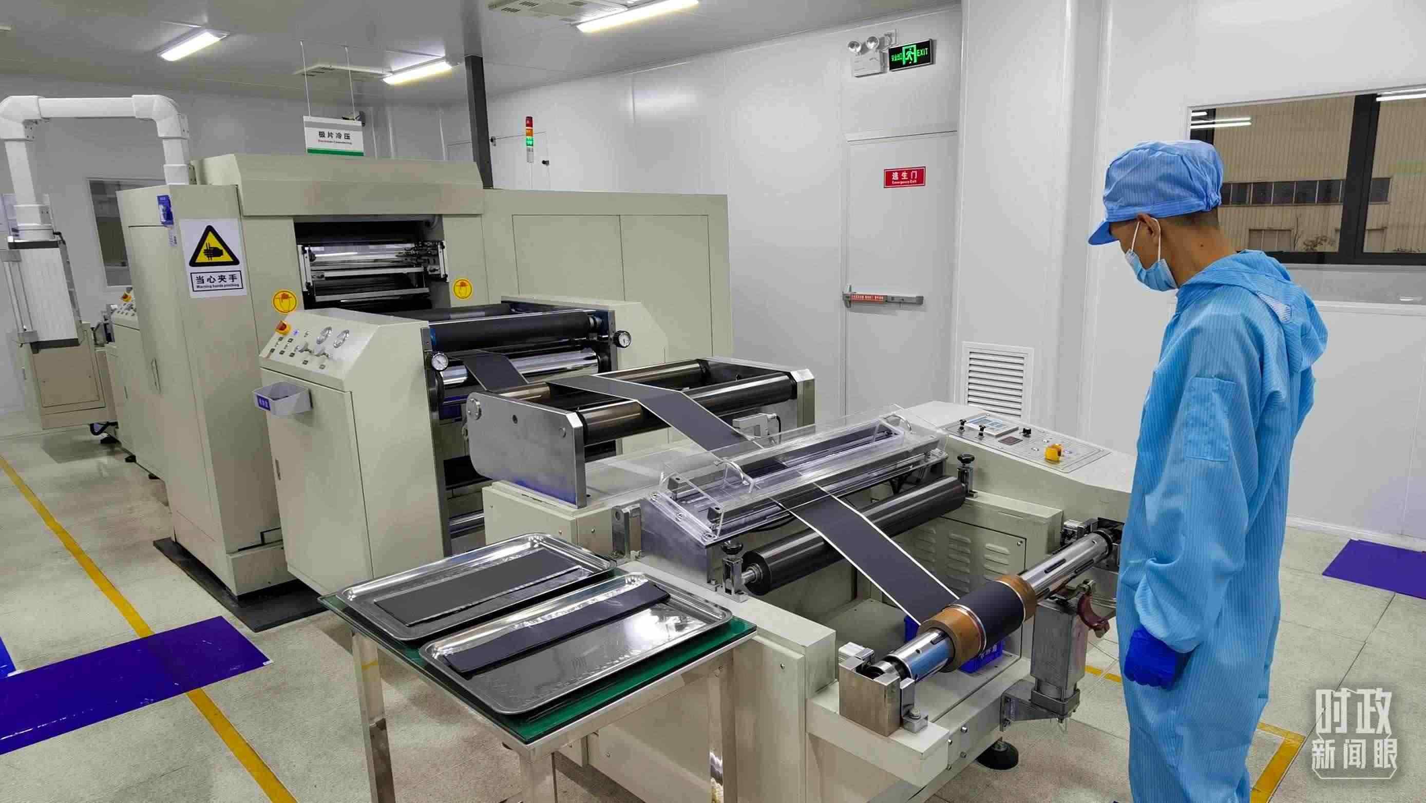 △這是電池生產(chǎn)的極片冷壓操作車間。（總臺(tái)央視記者郭鴻拍攝）