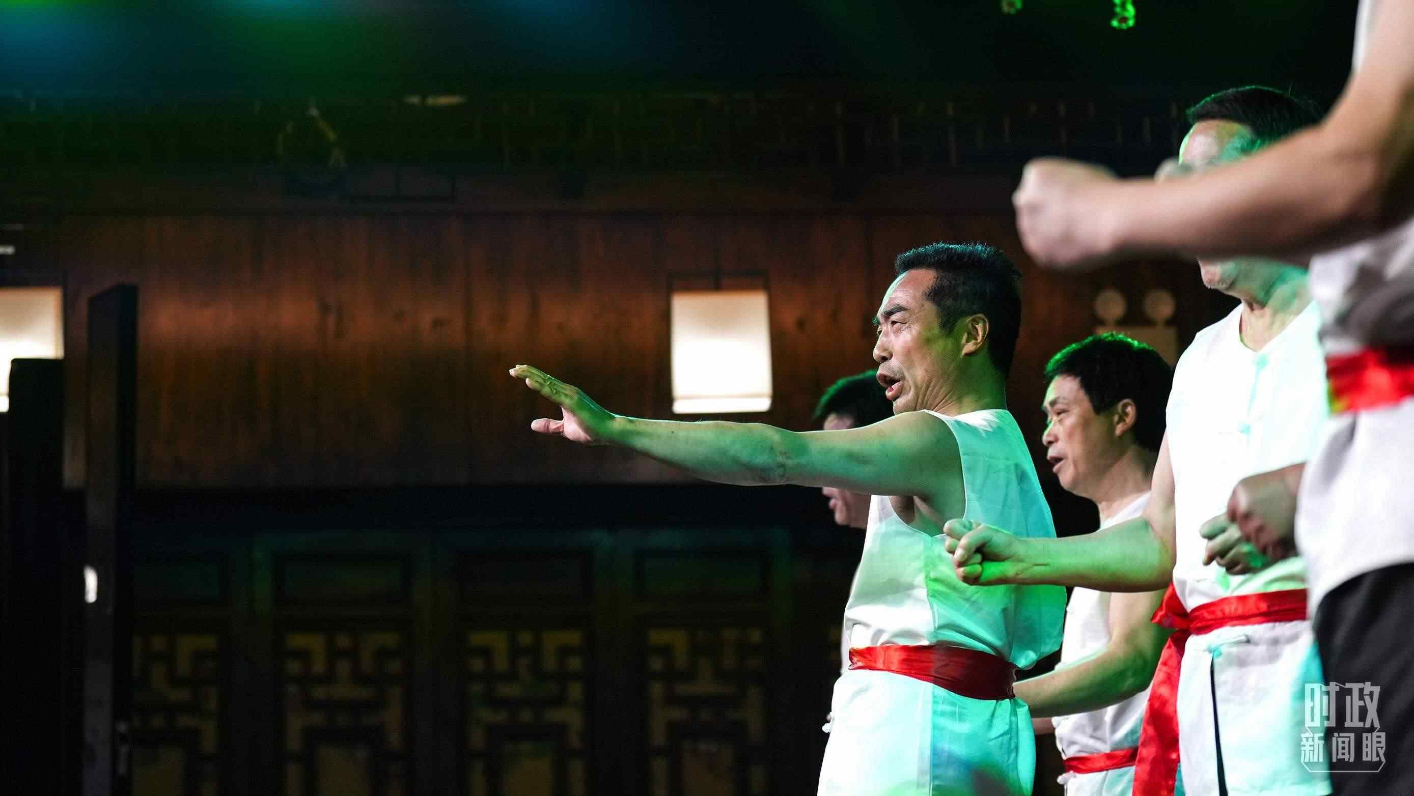 △常德河街，鴛鴦走馬樓上演常德高腔《穆桂英掛帥》和澧水船工號(hào)子。（總臺(tái)央視記者許永松、國(guó)廣記者李晉拍攝）