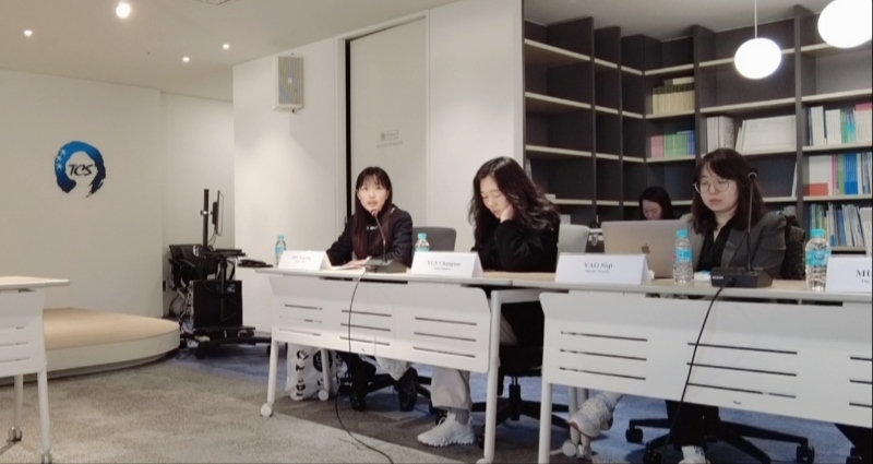 記者（左一）在交流活動上，以加強(qiáng)中日韓三國經(jīng)濟(jì)合作、增進(jìn)三國民眾相互理解為主題發(fā)表演講。權(quán)小星攝