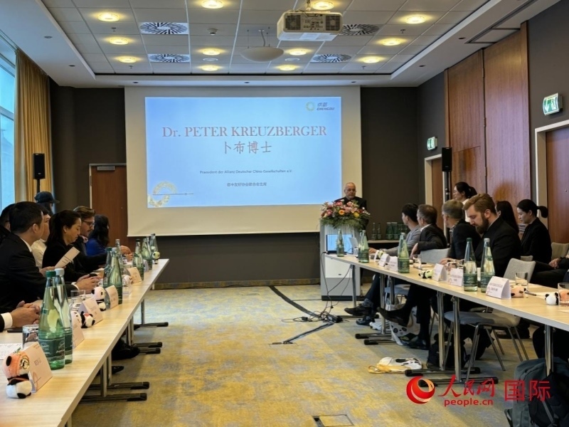 在成都文化旅游（柏林）推介座談會上，德中友好協(xié)會聯(lián)合會主席卜布致辭。人民網(wǎng)記者張慧中攝