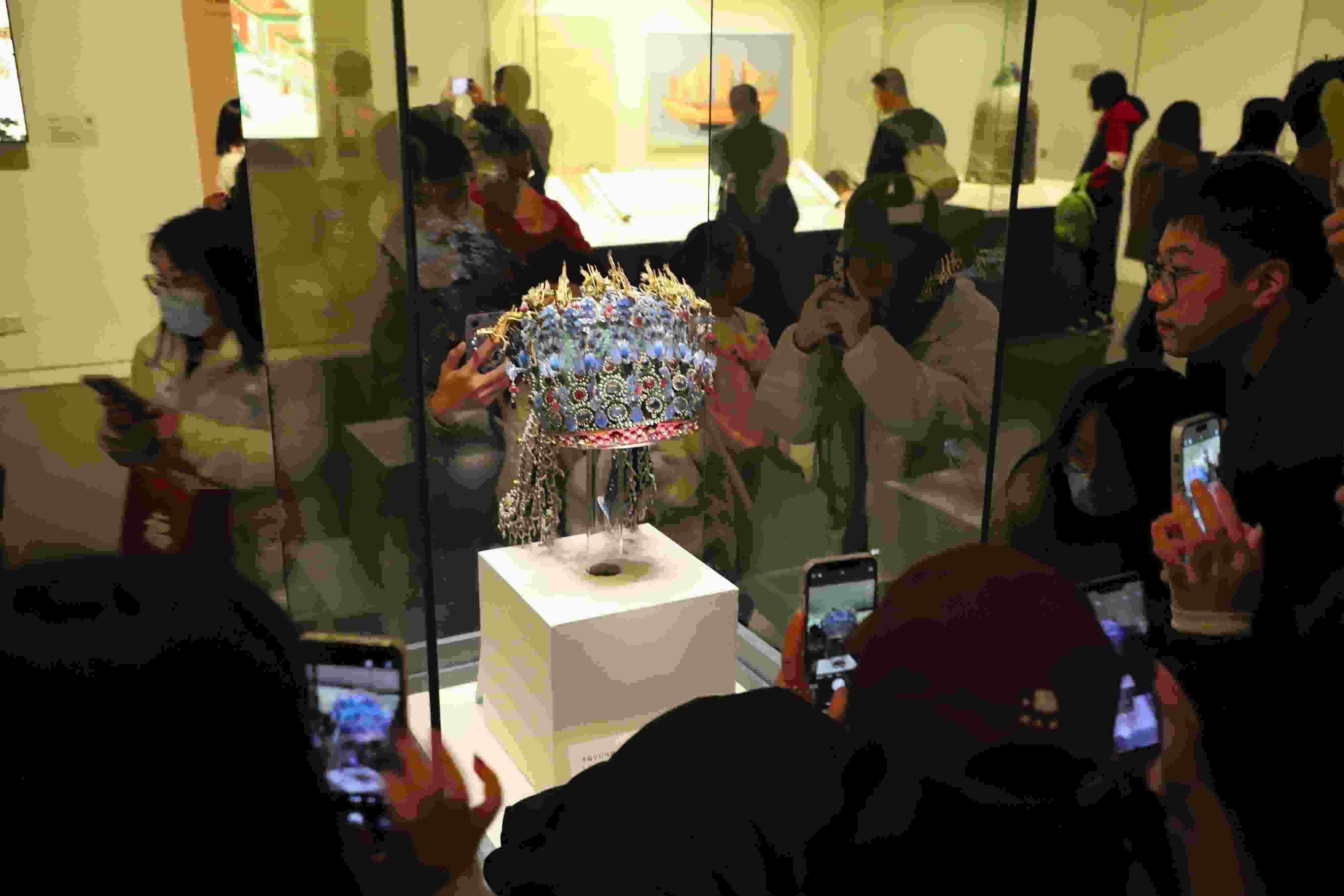△ 2024年3月9日，北京，中國國家博物館，來自天南海北的游客在參觀藏品。