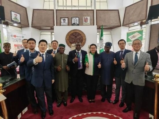 3月21日，與會(huì)嘉賓在首屆拉各斯論壇現(xiàn)場(chǎng)合影留念。（圖片由中國駐拉各斯總領(lǐng)事館提供）