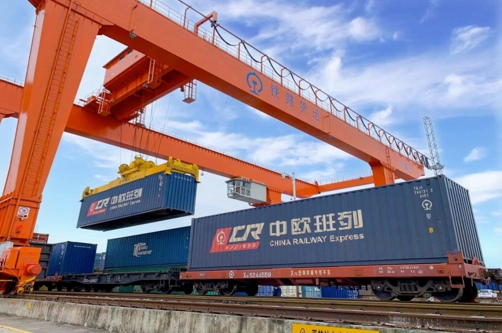 △2022年4月29日，在安徽合肥北站物流基地集裝箱作業(yè)區(qū)，準(zhǔn)備發(fā)運(yùn)的中歐班列集裝箱。