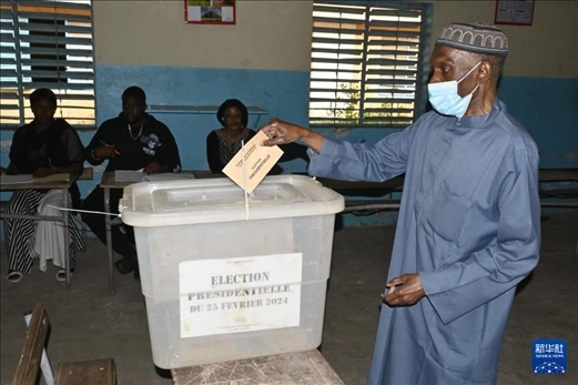 3月24日, 選民在塞內(nèi)加爾首都達(dá)喀爾的一處投票站投票。新華社發(fā)（登巴·蓋伊攝）