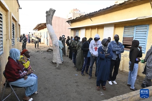 3月24日, 選民在塞內(nèi)加爾首都達(dá)喀爾的一處投票站前排隊。新華社發(fā)（登巴·蓋伊攝）