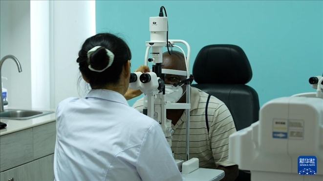 3月4日，在多米尼克羅索的中多友誼醫(yī)院眼科中心，援多醫(yī)療隊成員、南方醫(yī)科大學第三附屬醫(yī)院眼科主治醫(yī)師魯志卿為病人做檢查。新華社記者 王朝 攝