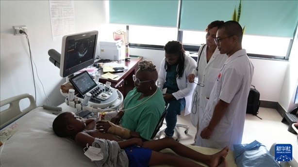 3月4日，在多米尼克羅索的中多友誼醫(yī)院，援多醫(yī)療隊成員、南方醫(yī)科大學第五附屬醫(yī)院心血管內科主治醫(yī)師駱志鵬與當地醫(yī)生共同診療。新華社記者 王朝 攝