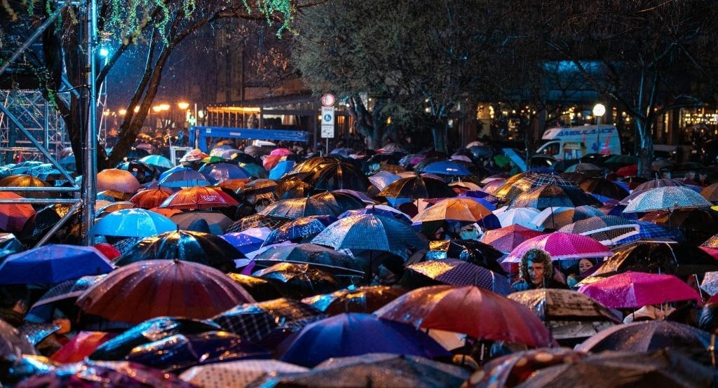 3月24日，在塞爾維亞南部城市普羅庫普列，人們參加北約轟炸南聯(lián)盟遇難者悼念儀式。新華社發(fā)（王韡攝）