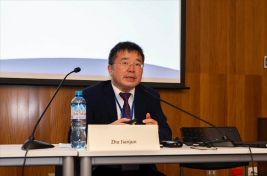 上海外國(guó)語(yǔ)大學(xué)國(guó)際文化交流學(xué)院副院長(zhǎng)朱建軍做專題講座。（秘魯天主教大學(xué)孔子學(xué)院供圖）