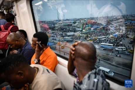 2月28日，在尼日利亞拉各斯，人們乘坐輕軌藍線列車。新華社記者 韓旭 攝