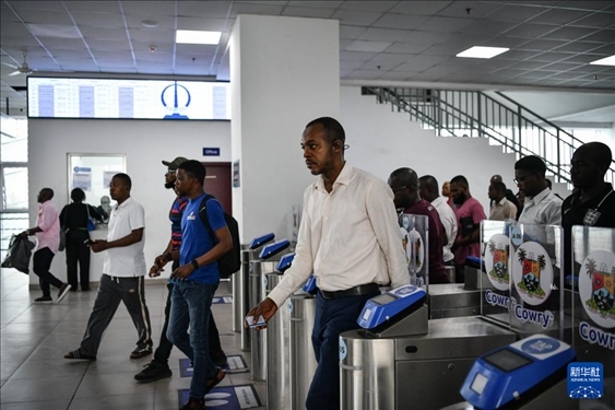 2月28日，在尼日利亞拉各斯，人們在輕軌藍線碼頭站刷卡出站。新華社記者 韓旭 攝