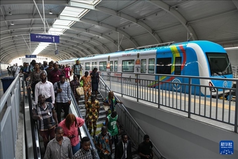 2月28日，在尼日利亞拉各斯，人們在輕軌藍線碼頭站下車出站。新華社記者 韓旭 攝