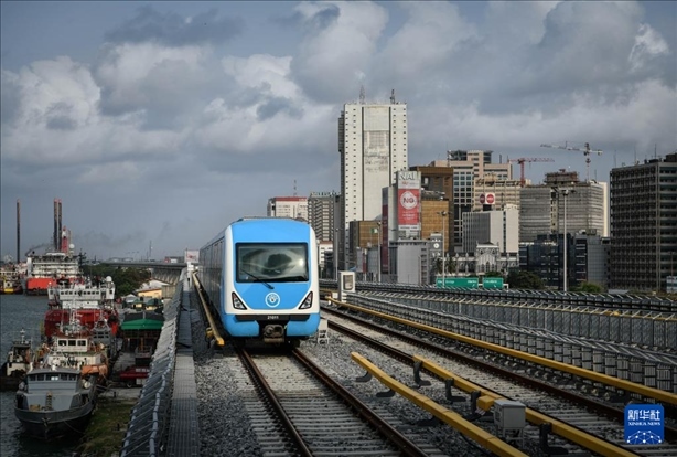 這是2月28日在尼日利亞拉各斯拍攝的一列輕軌藍線列車。新華社記者 韓旭 攝