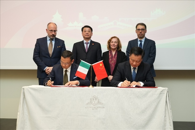 揚(yáng)州市政府與意大利中國(guó)商會(huì)簽署合作協(xié)議。 主辦方供圖