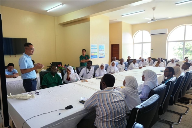 韋長群醫(yī)生進行中醫(yī)講座。中國援桑醫(yī)療隊供圖