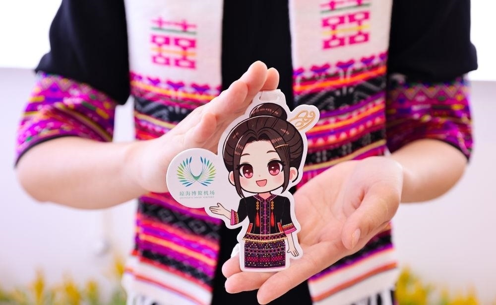 △2024年3月22日，博鰲機(jī)場(chǎng)工作人員展示“博鰲香”香氛卡片。