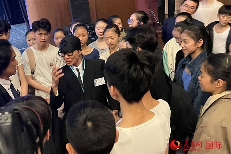 松山芭蕾舞團(tuán)總代表清水哲太郎與中央芭蕾舞團(tuán)舞蹈學(xué)校的學(xué)生們交流。人民網(wǎng)記者 張麗婭攝
