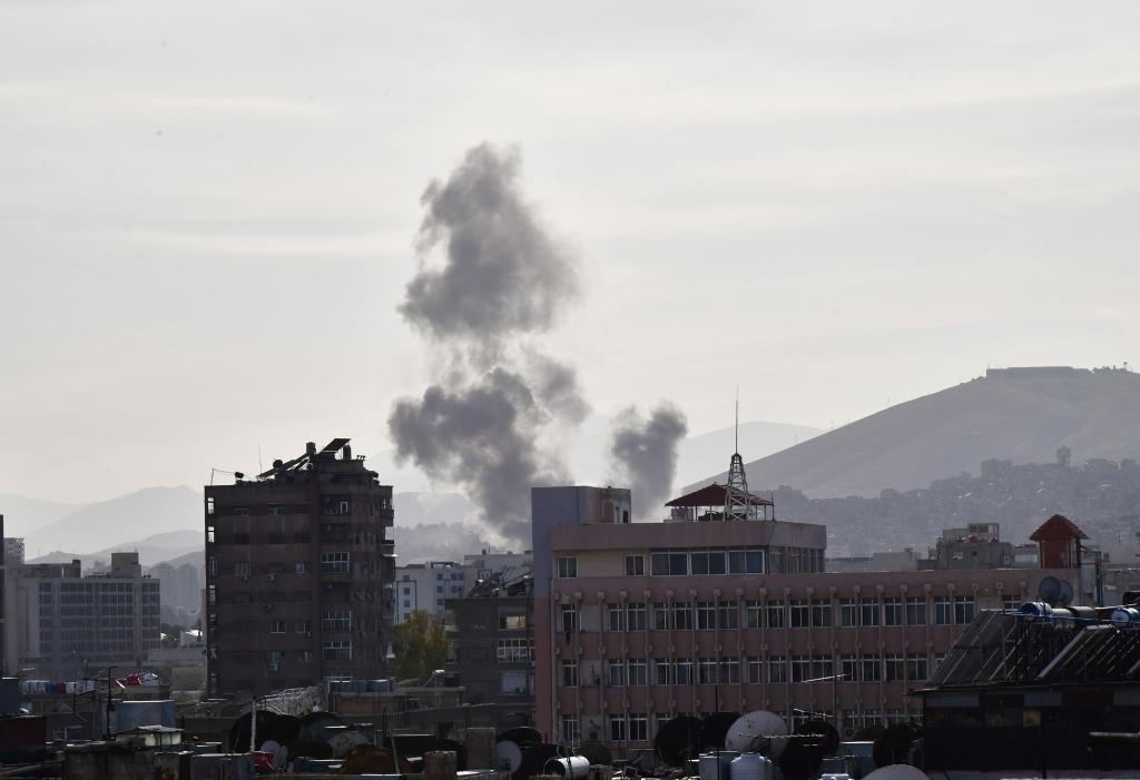 這是4月1日在敘利亞首都大馬士革拍攝的爆炸后升起的濃煙。新華社發(fā)（阿瑪爾攝）