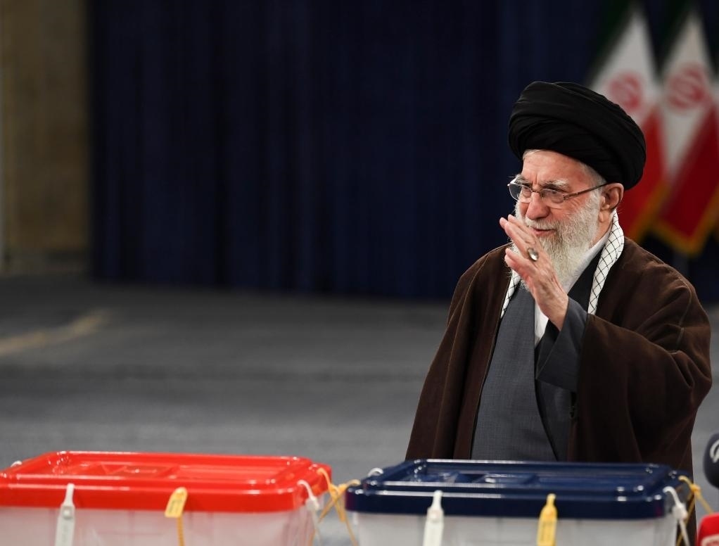 3月1日，在伊朗首都德黑蘭，伊朗最高領袖哈梅內(nèi)伊在設于領袖府內(nèi)的投票站投票。新華社記者沙達提攝