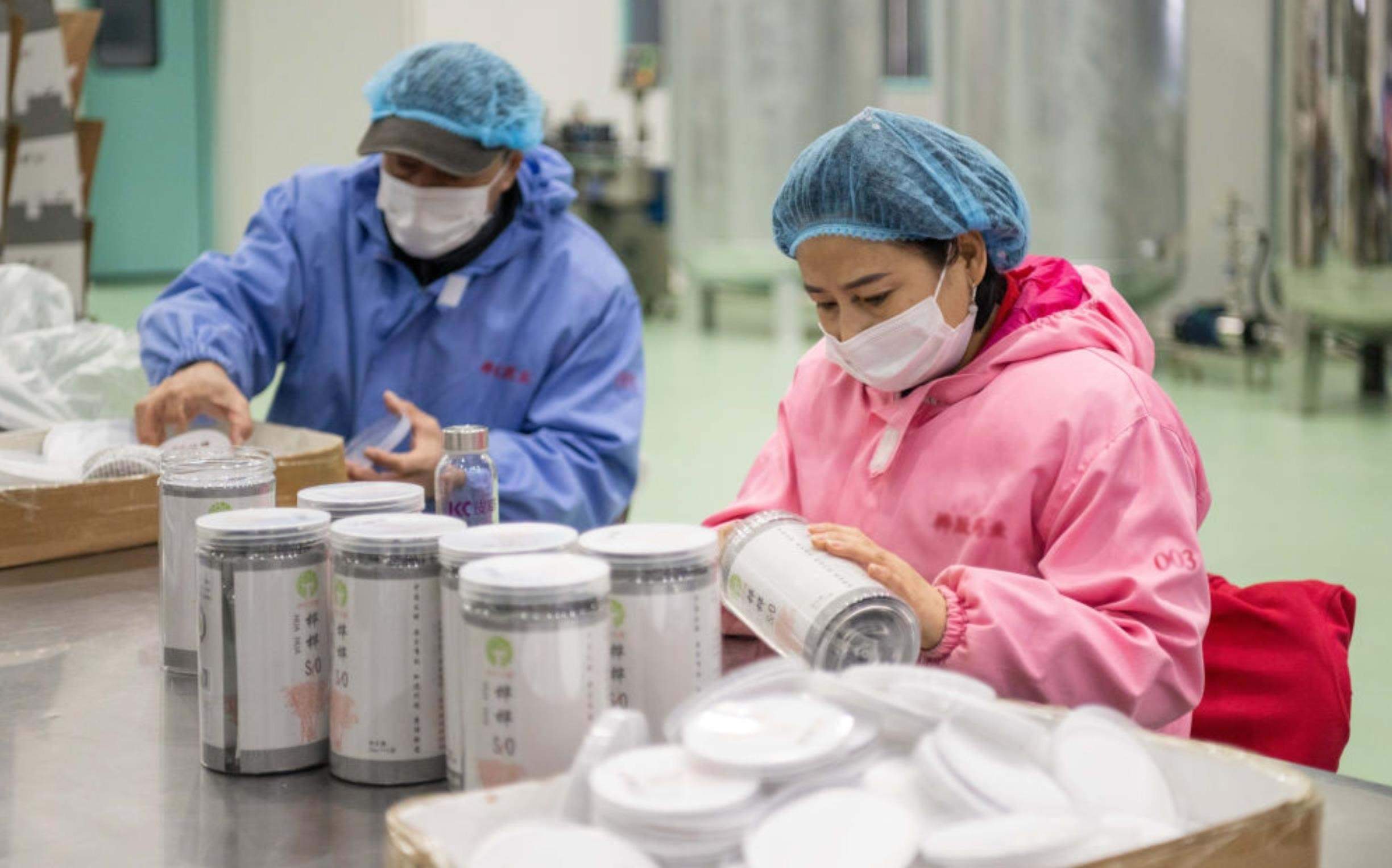 △2024年3月12日，黑龍江伊春一家公司內(nèi)，工作人員在包裝樺樹汁相關(guān)產(chǎn)品。