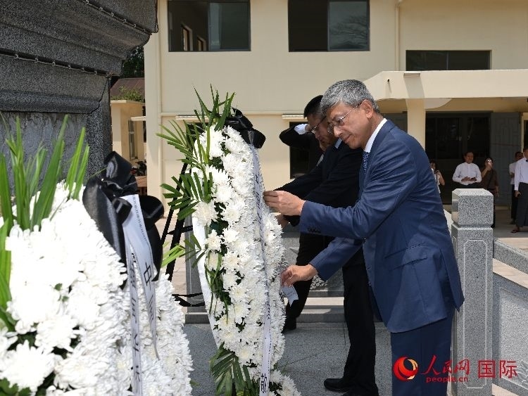 陳海大使向中國遠(yuǎn)征軍紀(jì)念碑敬獻(xiàn)花籃。人民網(wǎng)記者 謝佳君攝