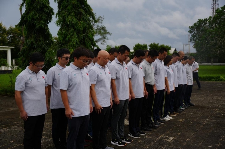 醫(yī)療隊隊員默哀。中國援桑醫(yī)療隊供圖