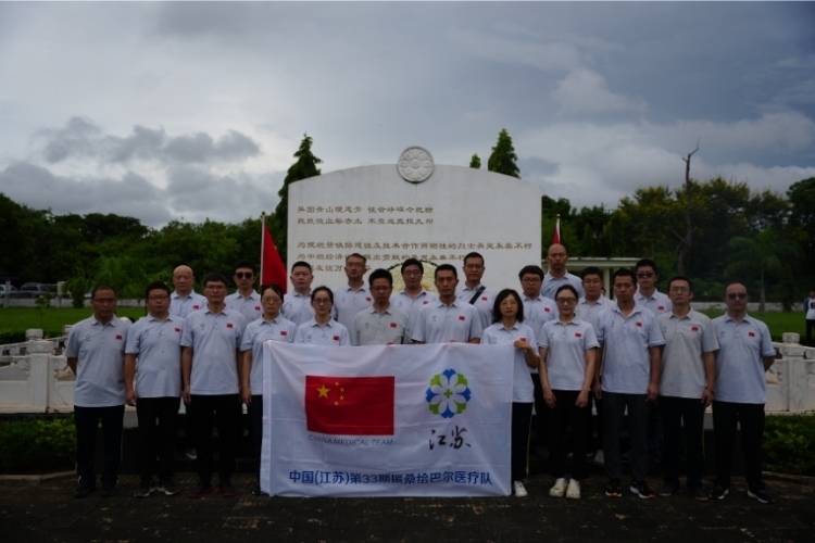 醫(yī)療隊合影。中國援桑醫(yī)療隊供圖