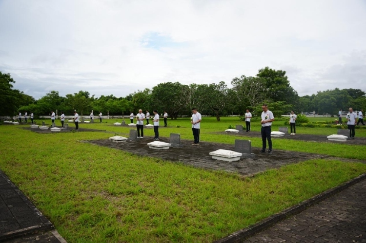 醫(yī)療隊隊員向烈士們獻花。中國援桑醫(yī)療隊供圖