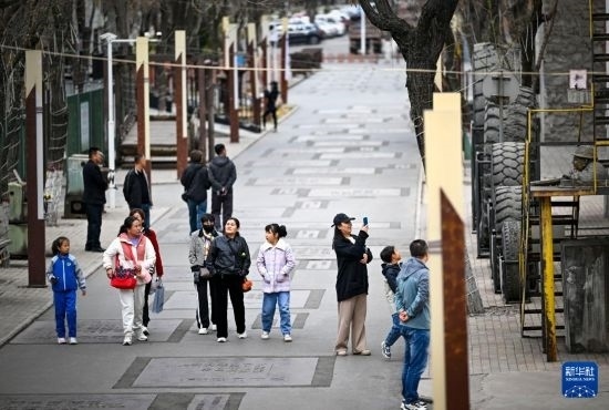 4月5日，游客在寧夏石嘴山市大武口洗煤廠工業(yè)遺址公園游覽。新華社記者 馮開華 攝