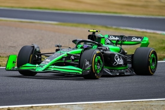 4月5日，索伯車隊(duì)中國(guó)車手周冠宇在練習(xí)賽中。新華社記者 張笑宇 攝