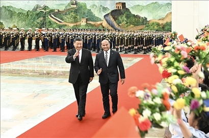 △2024年3月25日，習(xí)近平主席在北京人民大會(huì)堂同來華進(jìn)行國事訪問的瑙魯總統(tǒng)阿迪昂舉行會(huì)談。這是會(huì)談前，習(xí)近平主席在人民大會(huì)堂北大廳為阿迪昂總統(tǒng)舉行歡迎儀式。