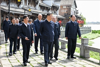 △2024年3月18日至21日，習(xí)近平總書記在湖南考察。這是19日上午，總書記在常德河街考察。