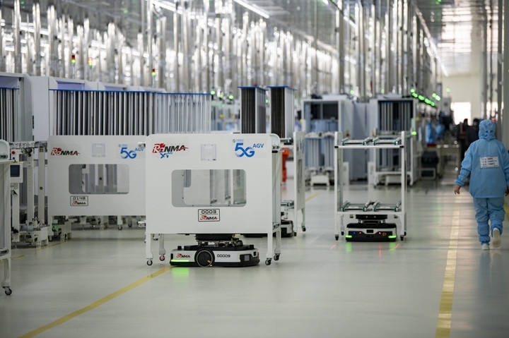 2024年1月10日，在位于浙江省金華市金義新區(qū)的潤(rùn)馬光能集團(tuán)金華工廠智能化生產(chǎn)車間里，AGV（自動(dòng)導(dǎo)引運(yùn)輸）小車忙碌穿梭在生產(chǎn)單元之間。圖源新華社