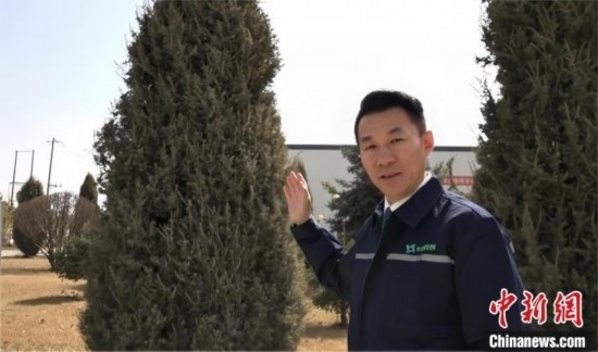 圖為王佐向記者介紹自己的新能源綠電廠區(qū)。白先森 攝