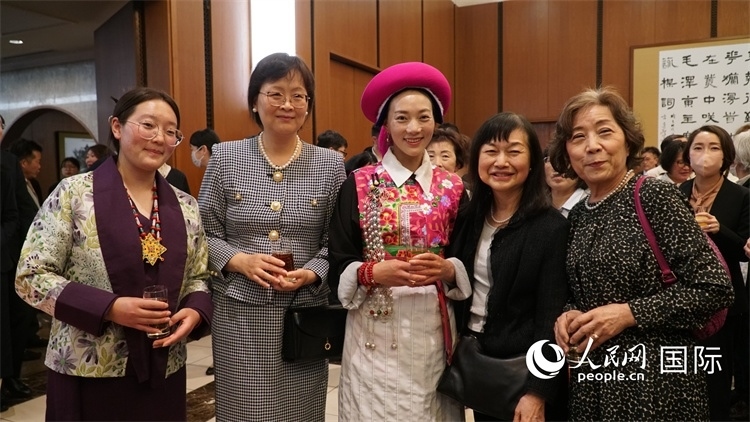 來賓與茨姆等人熱烈交流并合影留念。人民網 蔣曉辰攝