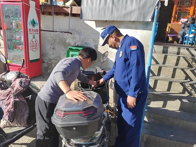 拉薩市消防救援支隊組織開展電動自行車消防安全檢查工作。受訪者供圖