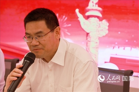 北京海外聯(lián)誼會(huì)會(huì)長楊晉柏在座談會(huì)上致辭。人民網(wǎng)記者 陳海琪攝