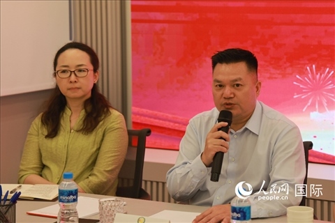 巴西和統(tǒng)會(huì)會(huì)長張小春（右）在座談會(huì)上致辭。人民網(wǎng)記者 陳海琪攝