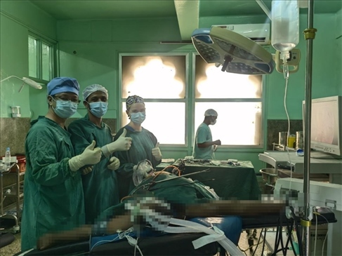 蔣國慶醫(yī)生（左）和當?shù)蒯t(yī)生慶祝手術成功。中國援桑醫(yī)療隊供圖